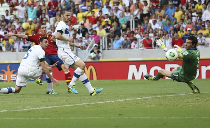Replica della Spagna: calcia Torres, la palla supera Buffon, ma andr fuori. Ap